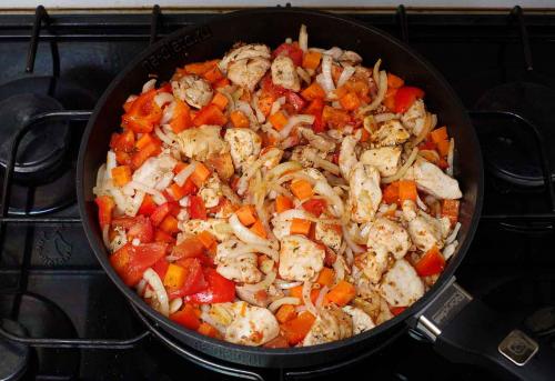 Гуляш из курицы с подливой с томатной пастой. Как приготовить гуляш из курицы с подливкой — рецепт вкусного гуляша из филе курицы на сковороде с пошаговыми фото