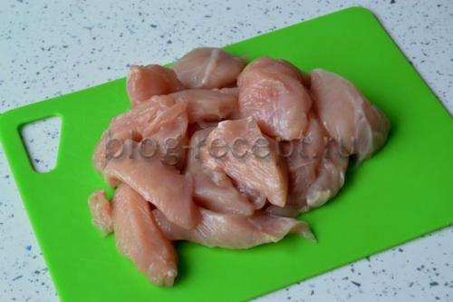 Гуляш из курицы c подливкой. Гуляш из куриного филе в сметанной подливке