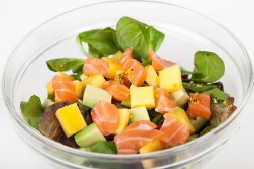 Салат с семгой и яйцом. 20 салатов с семгой, которыми легко удивить гостей