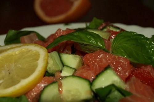 Салат с красной рыбой и яйцом. 20 салатов с семгой, которыми легко удивить гостей