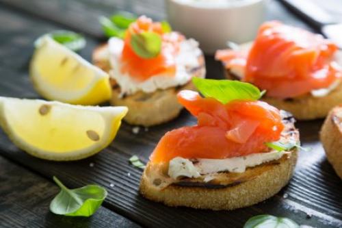 Салат с семгой и яйцом. 20 салатов с семгой, которыми легко удивить гостей