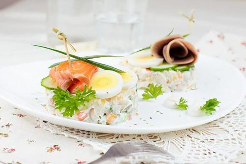 Салат с красной рыбой и яйцом. 20 салатов с семгой, которыми легко удивить гостей