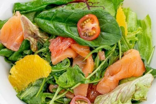 Салат с красной рыбой и яйцом. 20 салатов с семгой, которыми легко удивить гостей