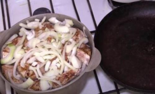 Гуляш из свинины с подливкой на сковороде - 5 пошаговых рецептов с фото 29 Гуляш из свинины с подливкой на сковороде - 5 пошаговых рецептов с фото 29