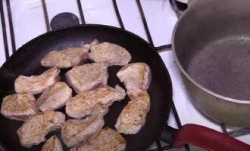 Гуляш из свинины с подливкой на сковороде - 5 пошаговых рецептов с фото 26 Гуляш из свинины с подливкой на сковороде - 5 пошаговых рецептов с фото 26