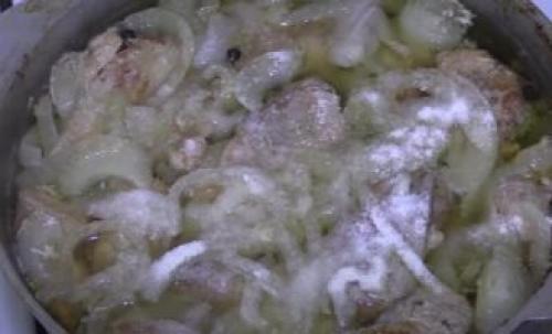 Гуляш из свинины с подливкой на сковороде - 5 пошаговых рецептов с фото 30 Гуляш из свинины с подливкой на сковороде - 5 пошаговых рецептов с фото 30