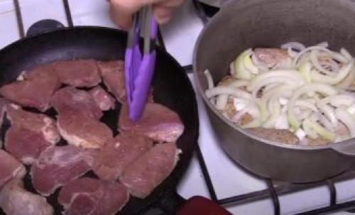 Гуляш из свинины с подливкой на сковороде - 5 пошаговых рецептов с фото 28 Гуляш из свинины с подливкой на сковороде - 5 пошаговых рецептов с фото 28