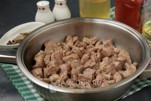 Гуляш из свинины с подливкой на сковороде - 5 пошаговых рецептов с фото 11 Гуляш из свинины с подливкой на сковороде - 5 пошаговых рецептов с фото 11