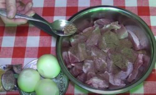 Гуляш из свинины с подливкой на сковороде - 5 пошаговых рецептов с фото 25 Гуляш из свинины с подливкой на сковороде - 5 пошаговых рецептов с фото 25