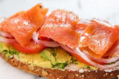 Завтрак с лососем и авокадо. 12 вкуснейших бутербродов с авокадо и красной рыбой