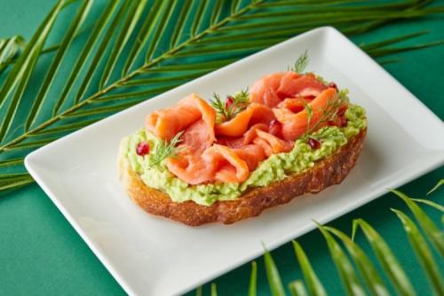 Завтрак с лососем и авокадо. 12 вкуснейших бутербродов с авокадо и красной рыбой