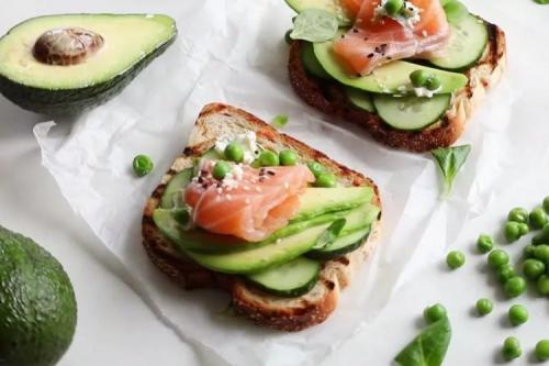 Завтрак с лососем и авокадо. 12 вкуснейших бутербродов с авокадо и красной рыбой