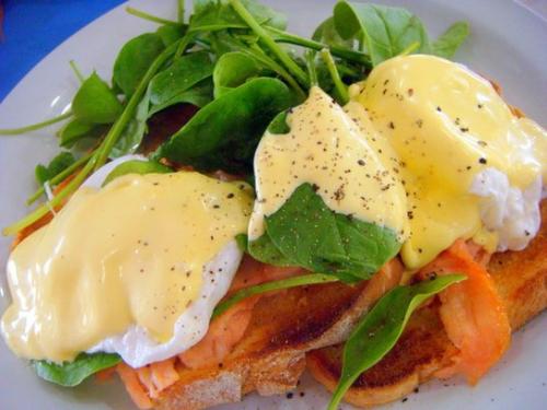 Скандинавский салат с лососем и яйцом пашот. Скандинавский завтрак: яйцо-пашот и слабосоленый лосось