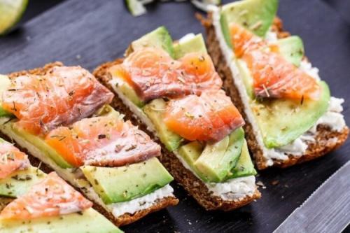 Завтрак с лососем и авокадо. 12 вкуснейших бутербродов с авокадо и красной рыбой