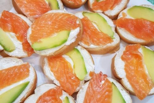 Завтрак с лососем и авокадо. 12 вкуснейших бутербродов с авокадо и красной рыбой