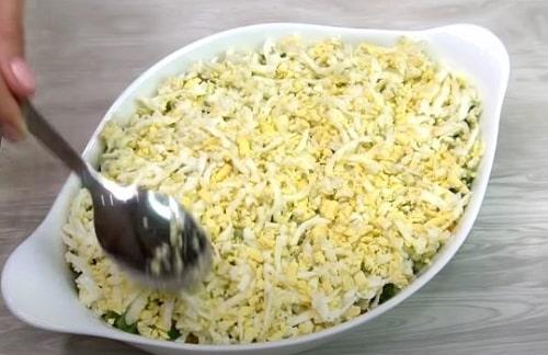 Салат с форелью и яйцом. Салат со слабосоленой форелью — очень вкусные рецепты на праздничный стол