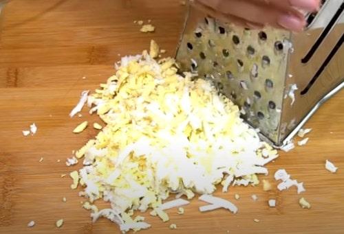 Салат с форелью и яйцом. Салат со слабосоленой форелью — очень вкусные рецепты на праздничный стол