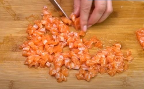 Салат с форелью и яйцом. Салат со слабосоленой форелью — очень вкусные рецепты на праздничный стол