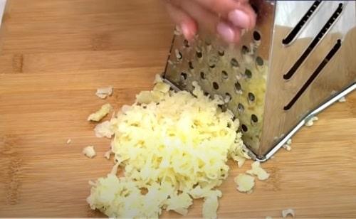 Салат с форелью и яйцом. Салат со слабосоленой форелью — очень вкусные рецепты на праздничный стол
