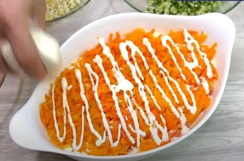Салат с форелью и яйцом. Салат со слабосоленой форелью — очень вкусные рецепты на праздничный стол