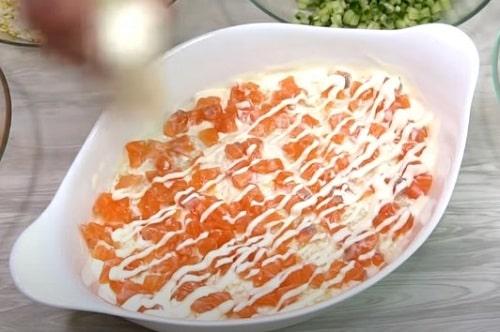 Салат с форелью и яйцом. Салат со слабосоленой форелью — очень вкусные рецепты на праздничный стол