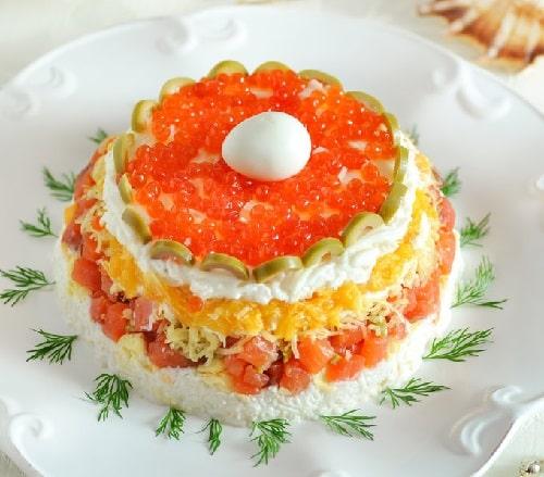 Салат с форелью и яйцом. Салат со слабосоленой форелью — очень вкусные рецепты на праздничный стол