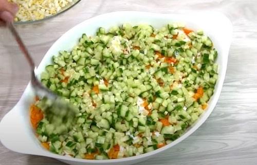 Салат с форелью и яйцом. Салат со слабосоленой форелью — очень вкусные рецепты на праздничный стол
