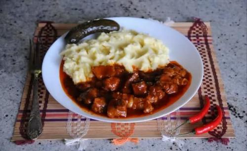 Гуляш, как в детском саду с подливкой.