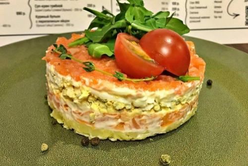 Салат с красной рыбой и яйцом. 20 салатов с семгой, которыми легко удивить гостей