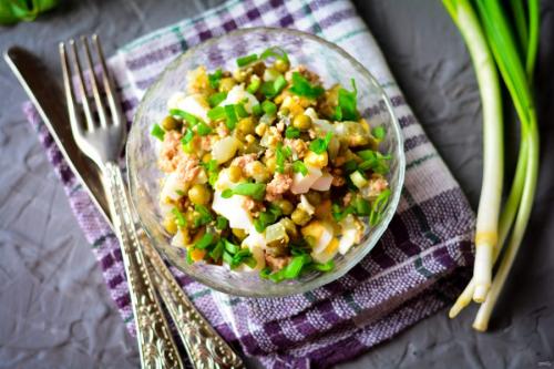 Салат с яйцом и рыбой. 10 простых салатов с рыбными консервами