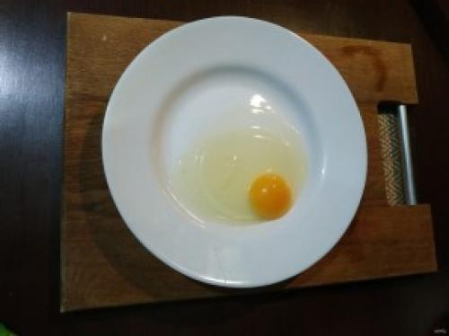 Брускетта с лососем и яйцом-пашот и соусом. Бенедикт с лососем