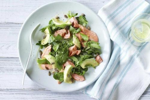 Салат с красной рыбой и яйцом. 20 салатов с семгой, которыми легко удивить гостей