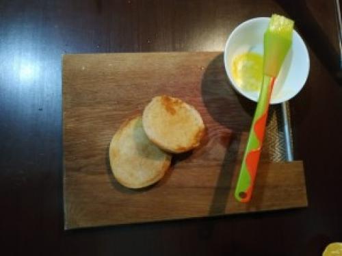 Брускетта с лососем и яйцом-пашот и соусом. Бенедикт с лососем