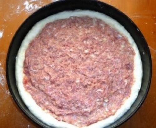 Какие ингредиенты необходимо добавить в начинку пирога с мясом. Дрожжевой пирог с мясом