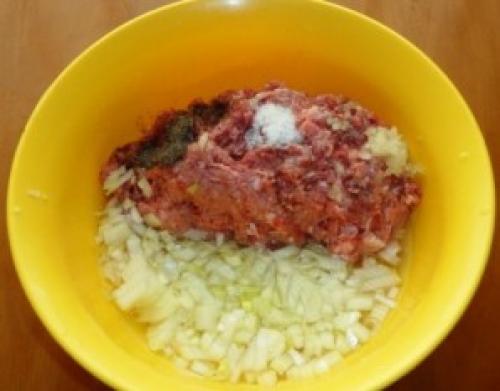 Какие ингредиенты необходимо добавить в начинку пирога с мясом. Дрожжевой пирог с мясом