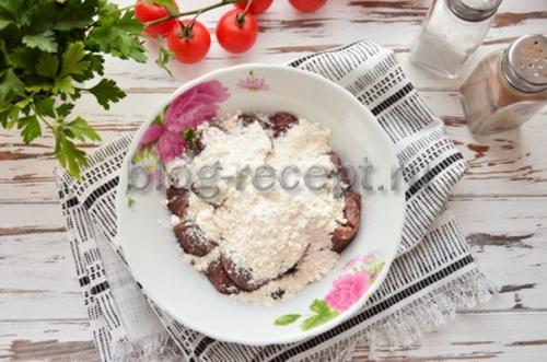 Гуляш из говяжьей печени со сметаной