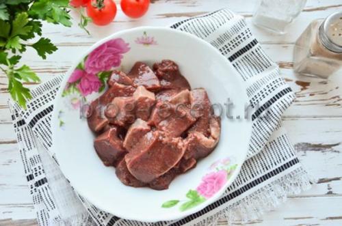 Гуляш из говяжьей печени со сметаной