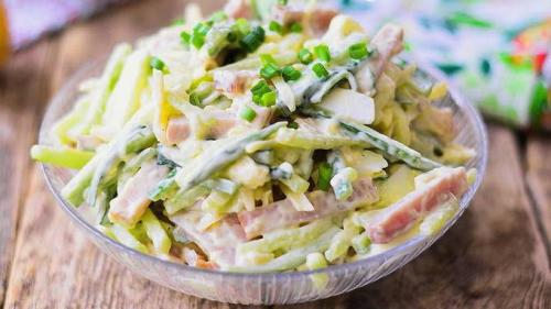 Какие ингредиенты можно использовать вместо болгарского перца в салате с ветчиной и грибами. Салаты с ветчиной