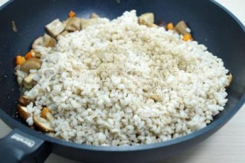 Завораживающий вкус: Перловка с белыми грибами и рёбрышками 11