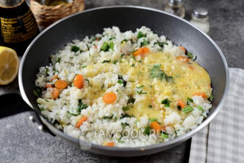 Вкусный и простой: рецепт риса с креветками на сковороде с чесноком и соевым 06