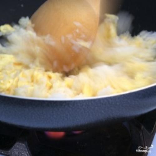 Можно ли добавить специи и приправы в рисовую кашу с креветками и овощами в ВОКе. Рис с жареными креветками по-китайски