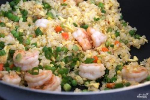 Можно ли добавить специи и приправы в рисовую кашу с креветками и овощами в ВОКе. Рис с жареными креветками по-китайски