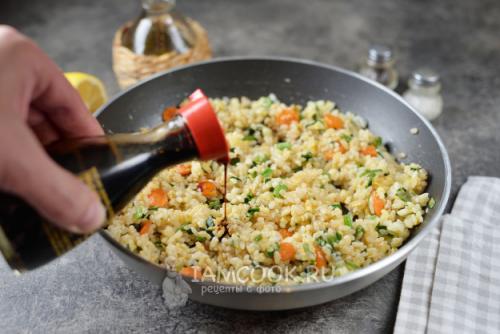 Вкусный и простой: рецепт риса с креветками на сковороде с чесноком и соевым 07