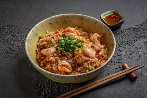 Какие специи можно использовать для придания вкуса рису с креветками и овощами на сковороде. 12 аппетитных рецептов риса с креветками