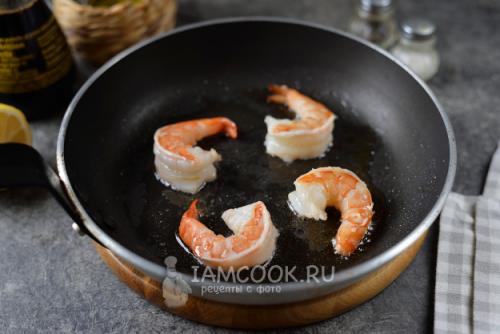 Вкусный и простой: рецепт риса с креветками на сковороде с чесноком и соевым 02