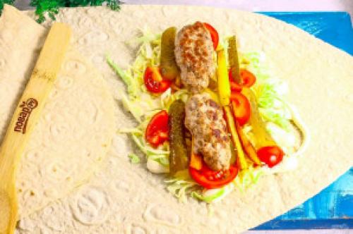 Шаурма с люля-кебаб и овощами.. Шаурма с кебабом