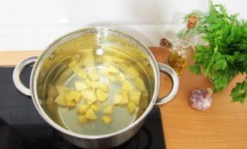 Суп из консервы скумбрия в томатном соусе. Рыбный суп из консервированной скумбрии