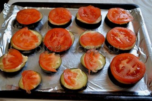Как запечь баклажаны в духовке кольцами. Баклажаны кружочками в духовке с помидорами и сыром: рецепт с фото
