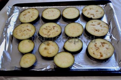 Как запечь баклажаны в духовке кольцами. Баклажаны кружочками в духовке с помидорами и сыром: рецепт с фото