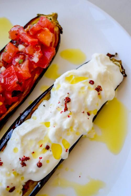 Запеченный баклажан со страчателлой. Запеченные баклажаны с сальсой из томатов и страчателлой